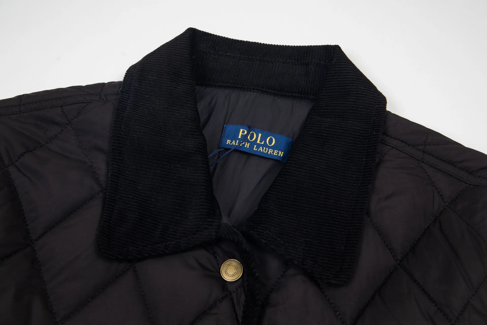 P330 Model No.: G130 Ralph Lauren New Ralph Lauren chest logo embroidery diamond plaid lapel corduroy cotton jacket 1️⃣Selected high-quality high-elastic cotton, perfect control of workmanship details, exquisite small logo embroidery on the chest, corduroy color-blocked lapels, pocket design full of details, highlighting personality! The version is simple but not simple! 3️⃣It is very youthful and energetic, and can be easily worn by both men and women. It is very in line with the fashion aesthetic concepts of today's young people! 4️⃣A full set of customized accessories, complete with three standards, same style for men and women, a must-have for couples! Color: black, navy blue, apricot Size: S, M, L, XL